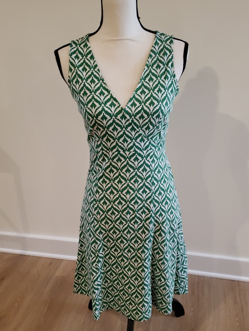 New York & Company Green and White Geometric V-Neck Dress